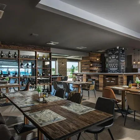 Apartmanhotel - With A Large Terrace And Direct Access To The Sea