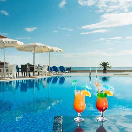 Aparthotel - With A Large Terrace And Direct Access To The Sea Obzor