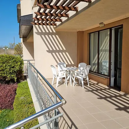 Hotel apartamentowy - With A Large Terrace And Direct Access To The Sea Obzor