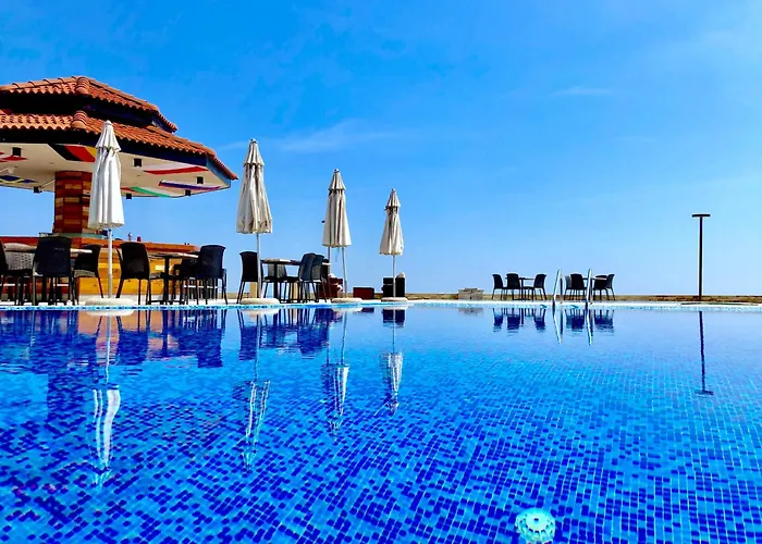- With A Large Terrace And Direct Access To The Sea Апарт-отель Обзор