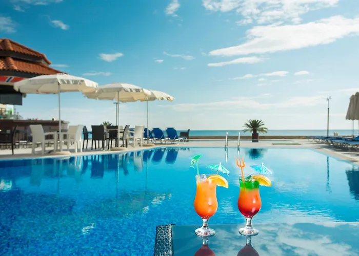 Апарт-отель - With A Large Terrace And Direct Access To The Sea Обзор