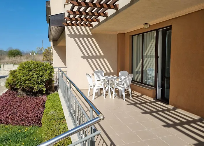 Апарт-отель - With A Large Terrace And Direct Access To The Sea Обзор