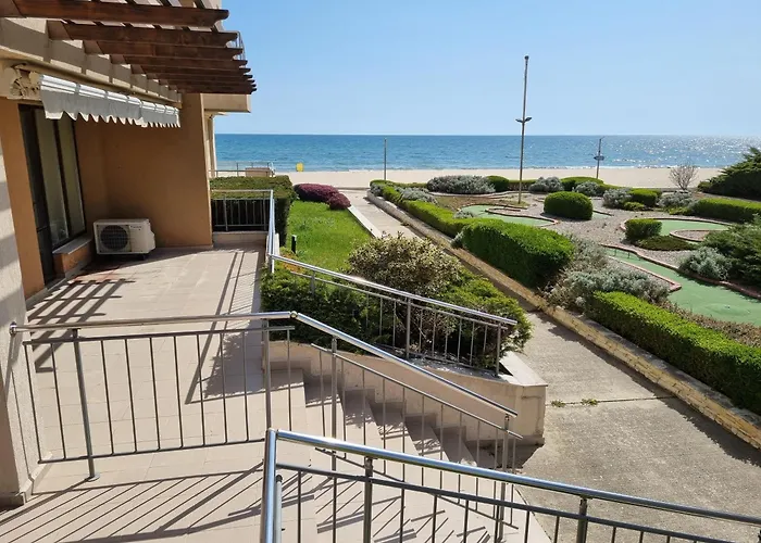 Апарт-отель - With A Large Terrace And Direct Access To The Sea